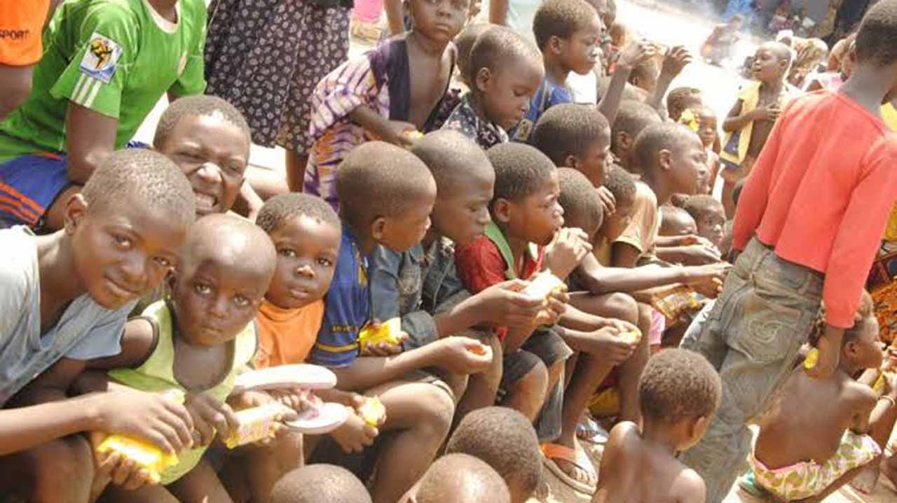 Displaced children at a UNIHAF distribution point